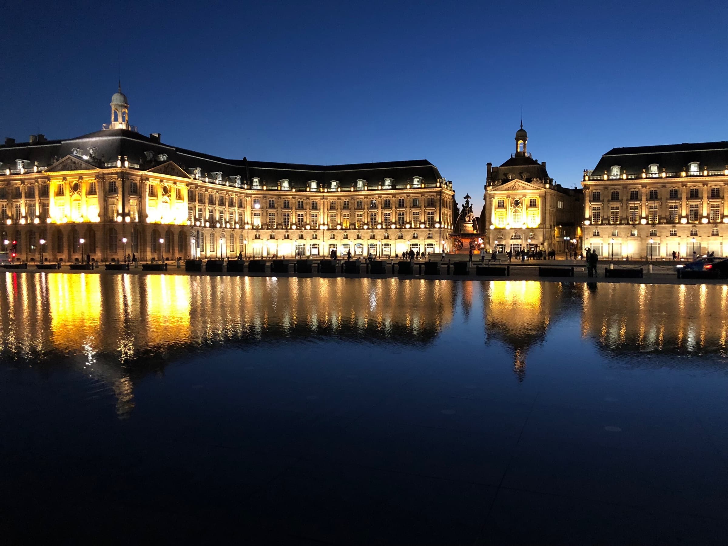 La place de la Bourse et le miroir d’eau à Bordeaux de nuit