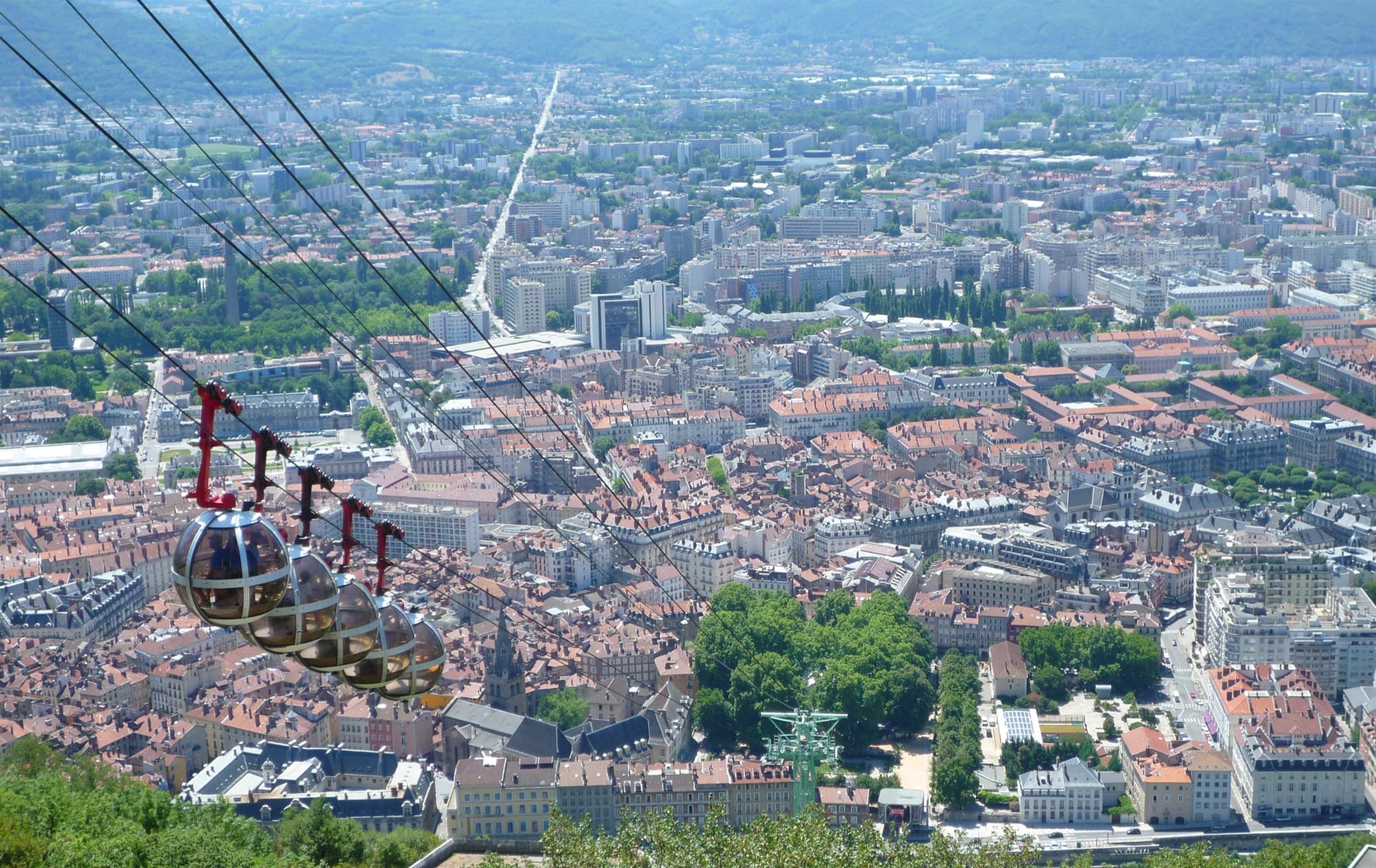 Le téléphérique de Grenoble arrivant à la Bastille au-dessus de la ville