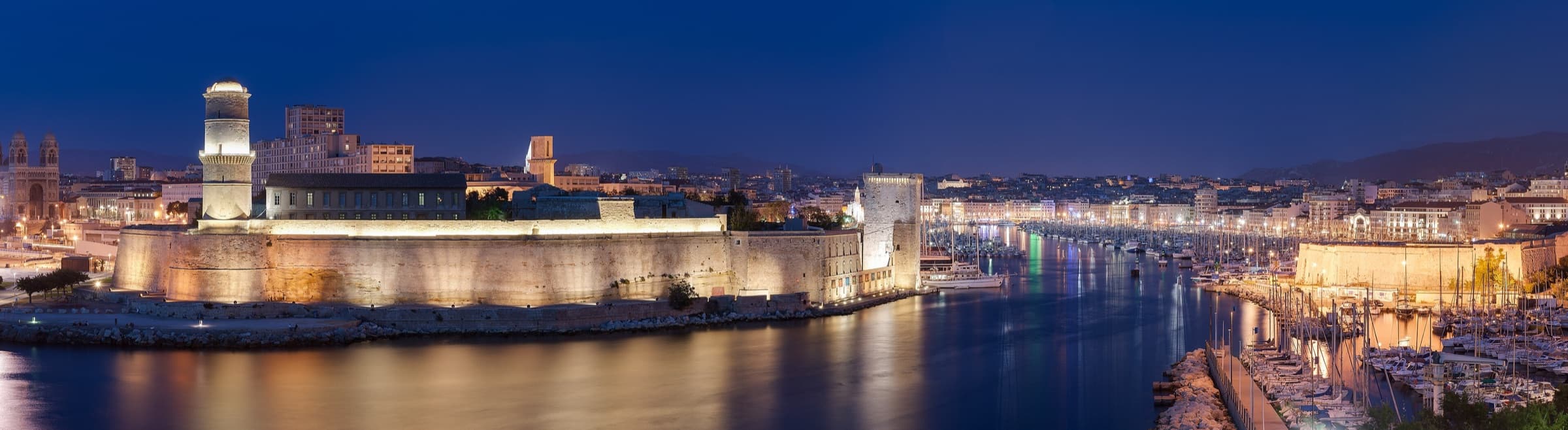 Le Vieux-Port de Marseille illuminé à la nuit tombée