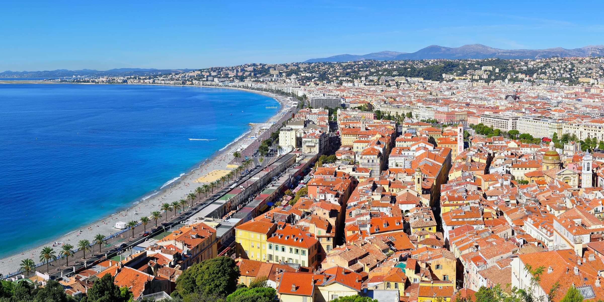 Vue panoramique de Nice, de la vieille ville et de la baie des Anges