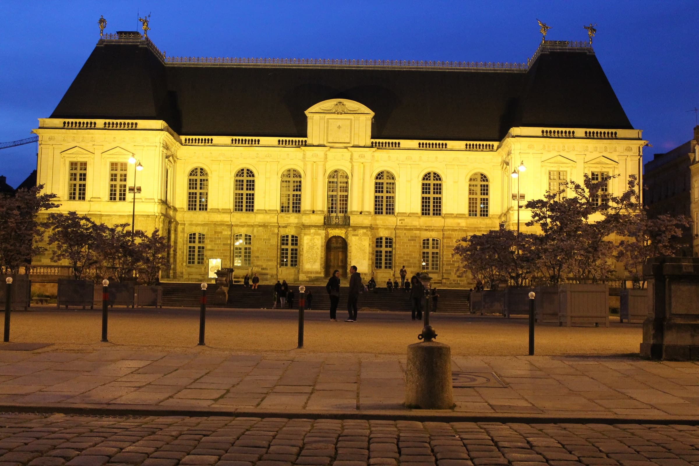 Le Parlement de Bretagne illuminé la nuit à Rennes
