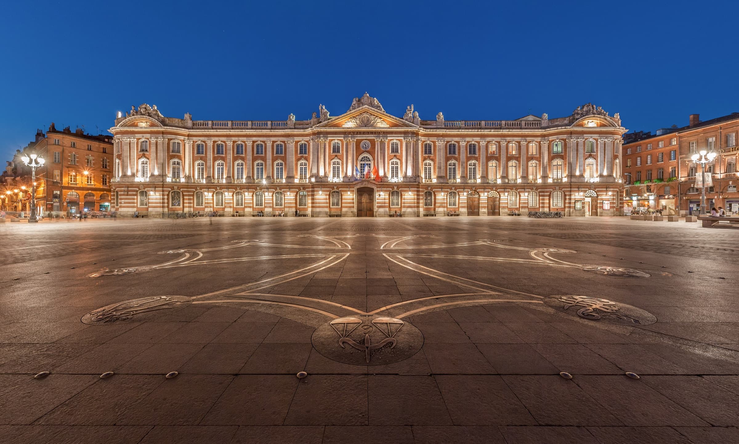 La place du Capitole à Toulouse illuminée au crépuscule