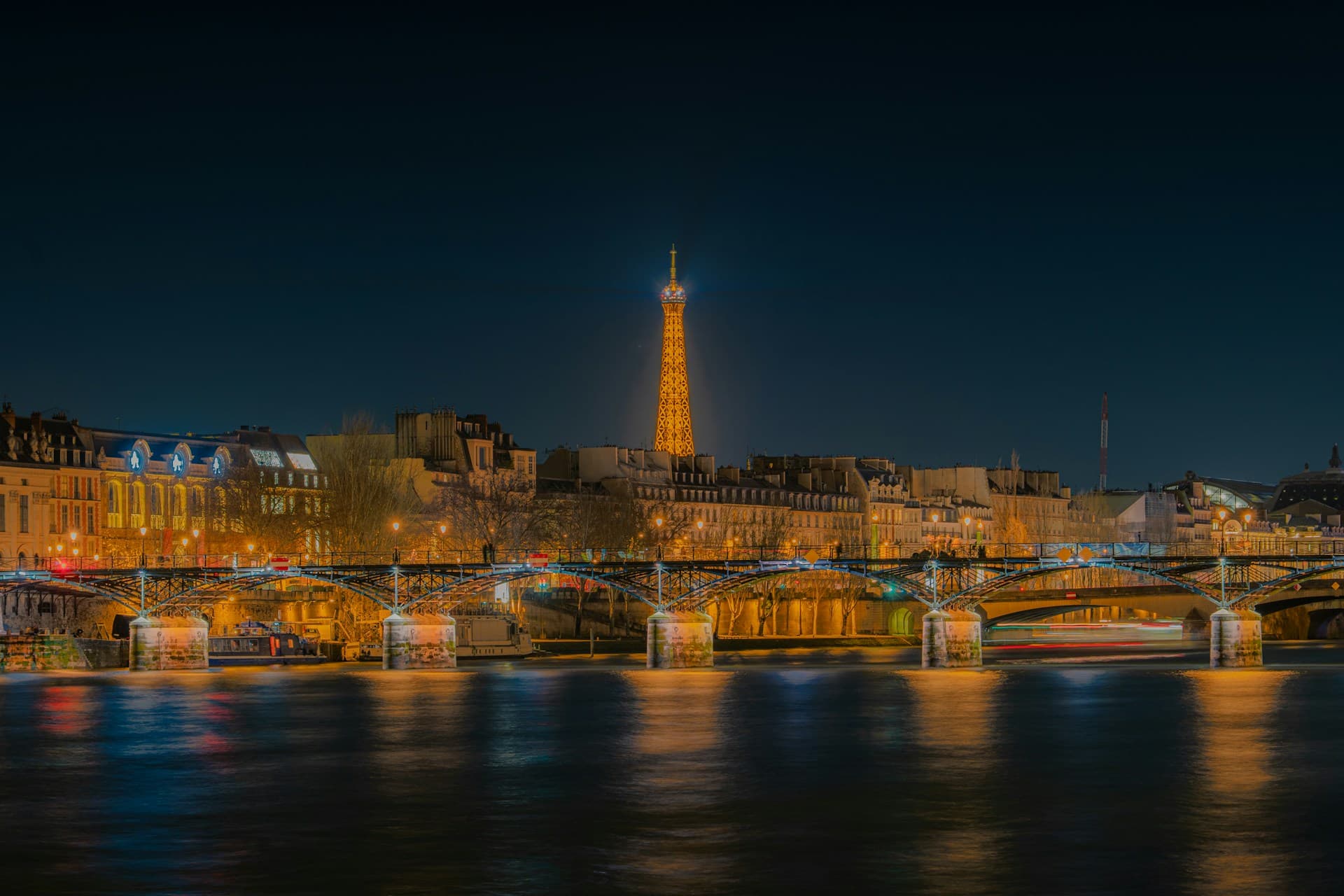 La tour Eiffel et les quais de Seine à Paris à la nuit tombée