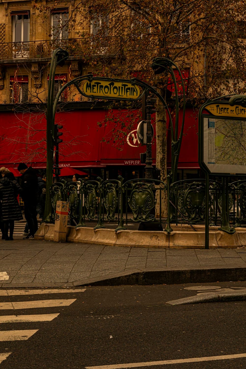 Entrée Art nouveau du métro Place de Clichy, dans un quartier parisien