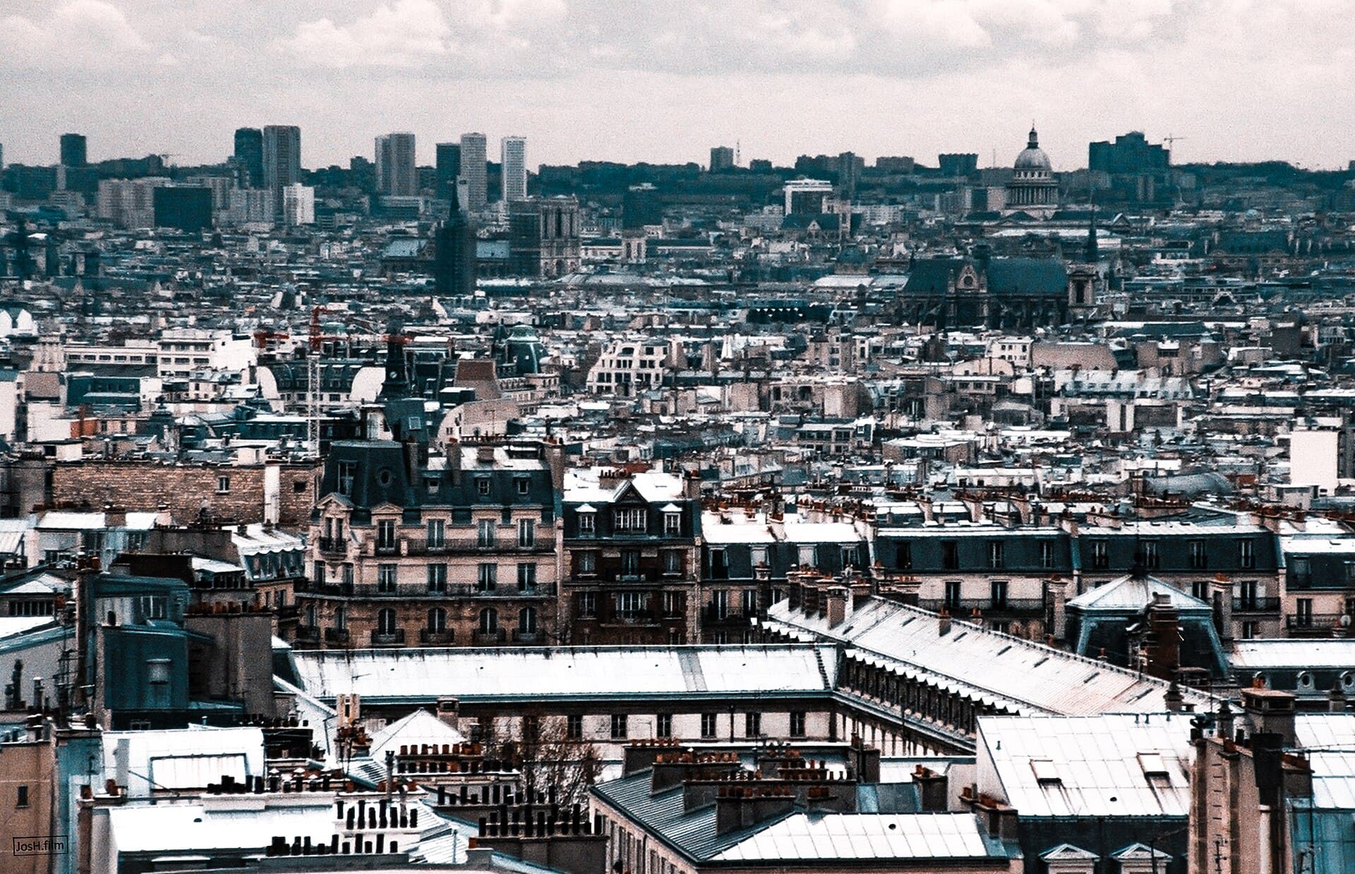 Les toits de Paris vus depuis les hauteurs de la ville